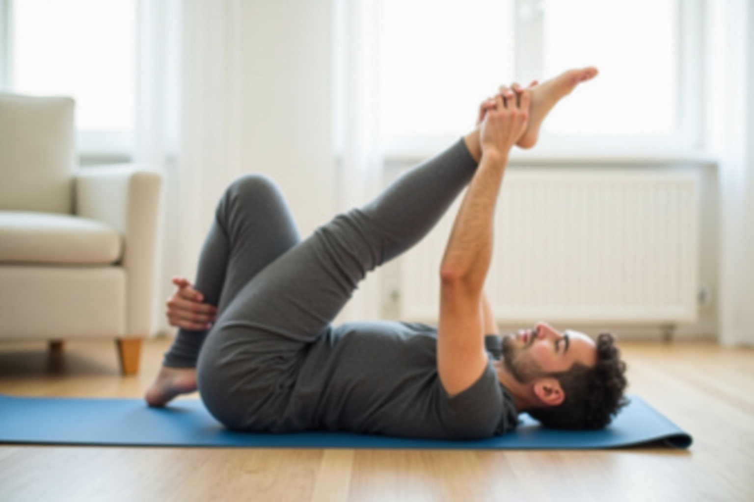 Mann dehnt Bein bei Ischias-Wadenkrampf auf Yogamatte